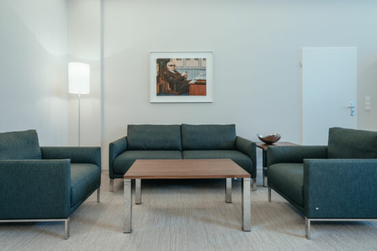 Lounge- und Sofa-Ecke im Büro, geplant von raumdeuter, Innenarchitekt in Berlin