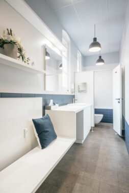 Gäaste- und Büro-WC, geplant von raumdeuter, Innenarchitekt in Berlin