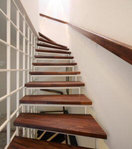 Treppe ins Obergeschoss, Gestaltung mit Holz, geplant von raumdeuter, Innenarchitekt in Berlin