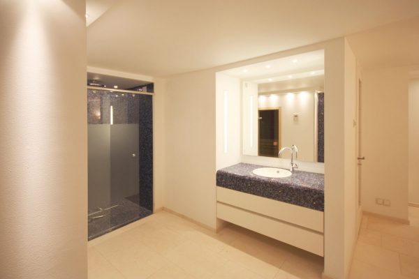 Saunabereich mit Dusche und Waschtisch, geplant von raumdeuter, Innenarchitekt in Berlin